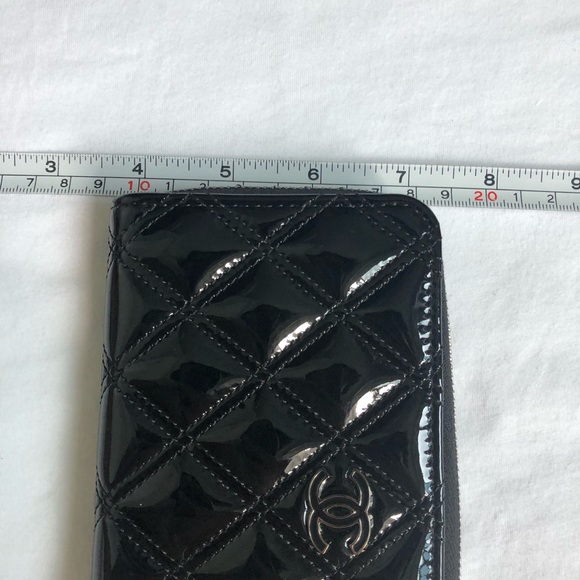 Auth Chanel patent leather zip around wallet - Picture 11 of 17